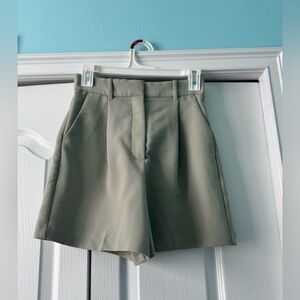 Abercrombie green tailored short 4.5inch